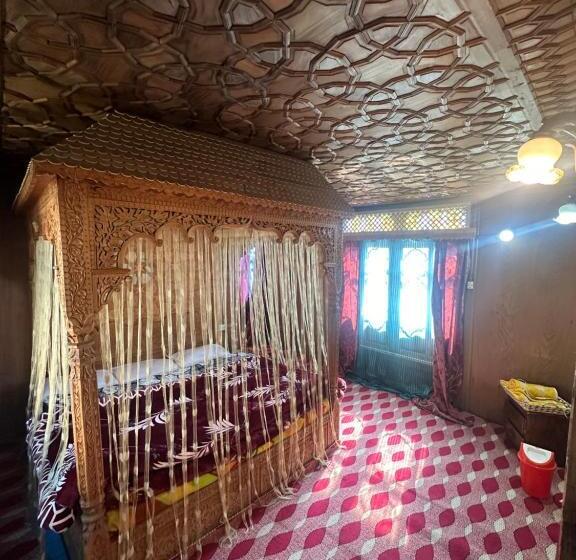 ホテル The Heritage Safina Group Of Houseboats