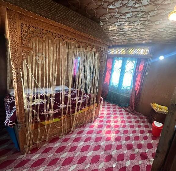 ホテル The Heritage Safina Group Of Houseboats