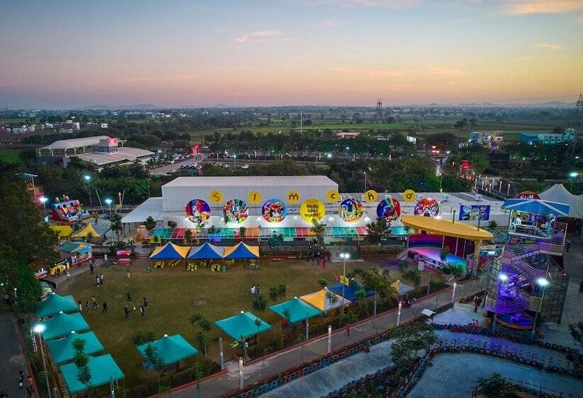 בית מלון כפרי Zone Connect By The Park Indore
