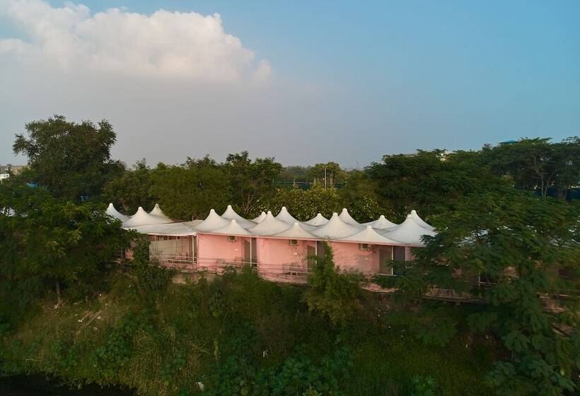 בית מלון כפרי Zone Connect By The Park Indore