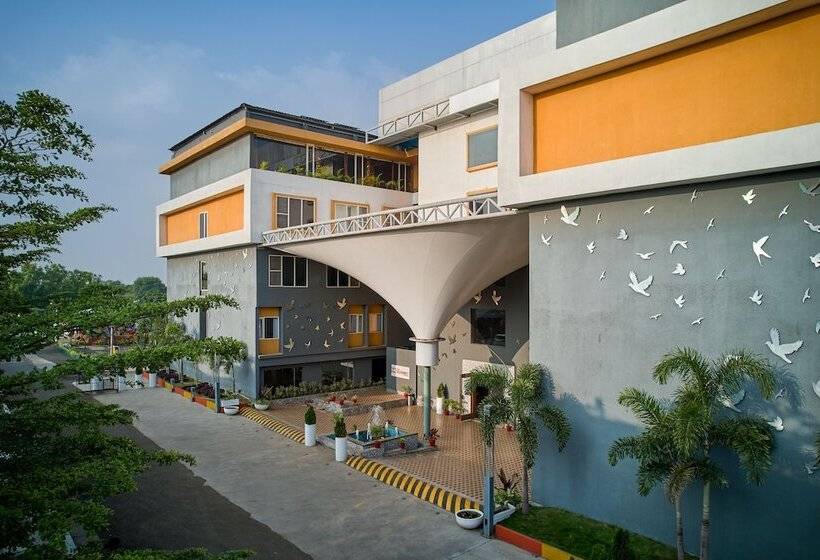 בית מלון כפרי Zone Connect By The Park Indore