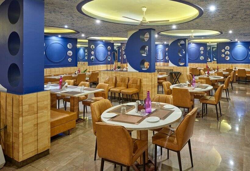 בית מלון כפרי Zone Connect By The Park Indore