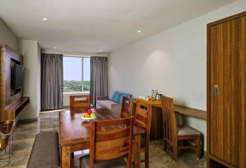 בית מלון כפרי Zone Connect By The Park Indore