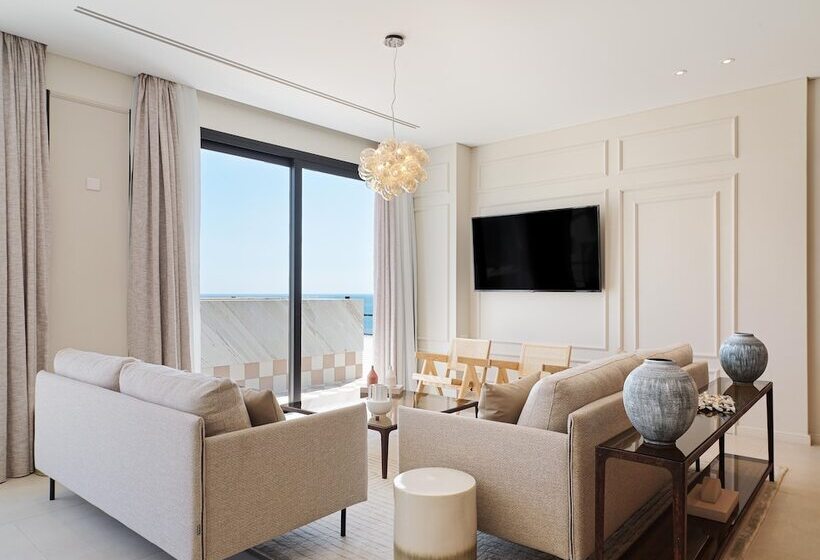 Liv Mackenzie Beach Suites