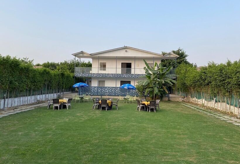 리조트 Gobravo 12   Vansh 4bhk Farm W/t Pool Sec135 Noida