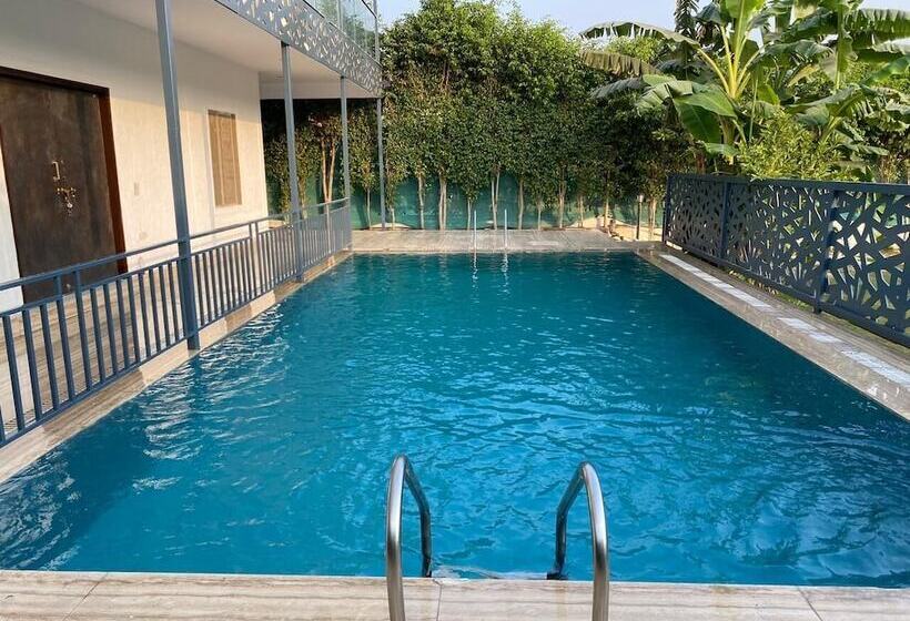 리조트 Gobravo 12   Vansh 4bhk Farm W/t Pool Sec135 Noida