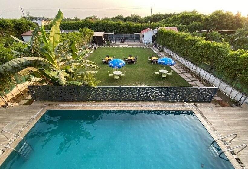 리조트 Gobravo 12   Vansh 4bhk Farm W/t Pool Sec135 Noida