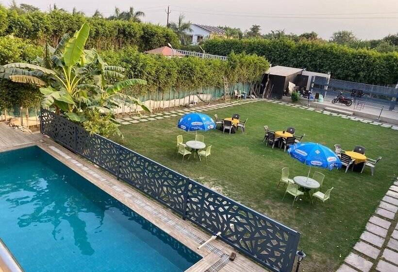 리조트 Gobravo 12   Vansh 4bhk Farm W/t Pool Sec135 Noida