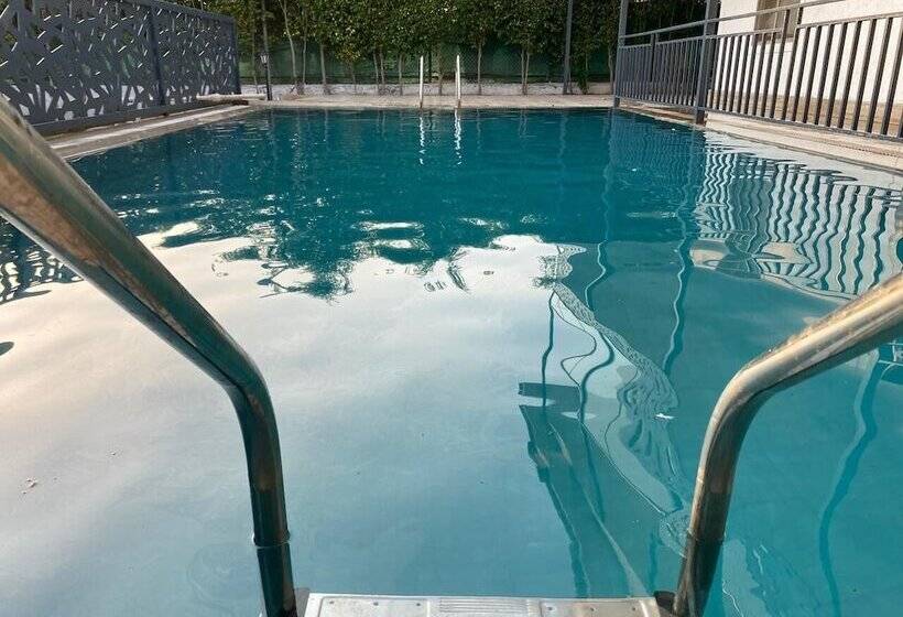 리조트 Gobravo 12   Vansh 4bhk Farm W/t Pool Sec135 Noida