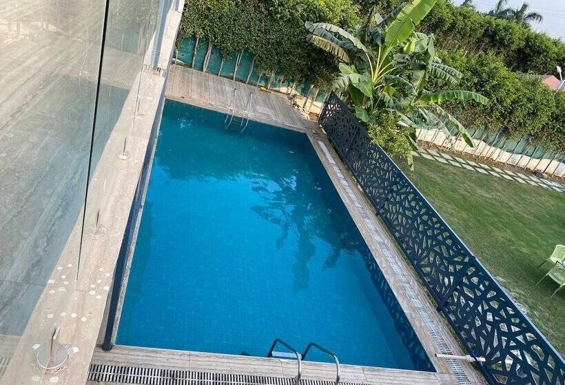 리조트 Gobravo 12   Vansh 4bhk Farm W/t Pool Sec135 Noida