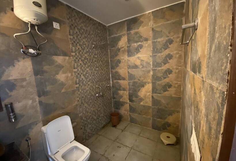 리조트 Gobravo 12   Vansh 4bhk Farm W/t Pool Sec135 Noida