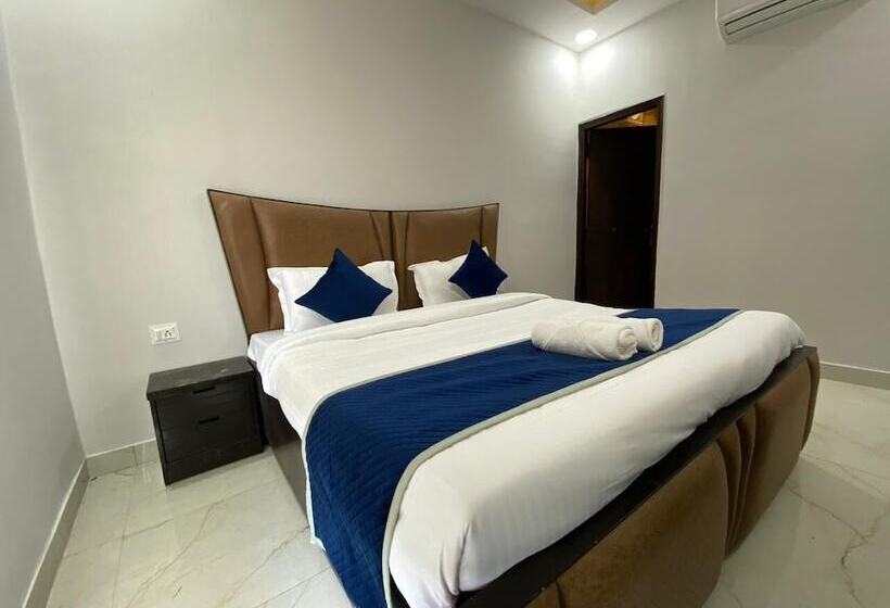 리조트 Gobravo 12   Vansh 4bhk Farm W/t Pool Sec135 Noida