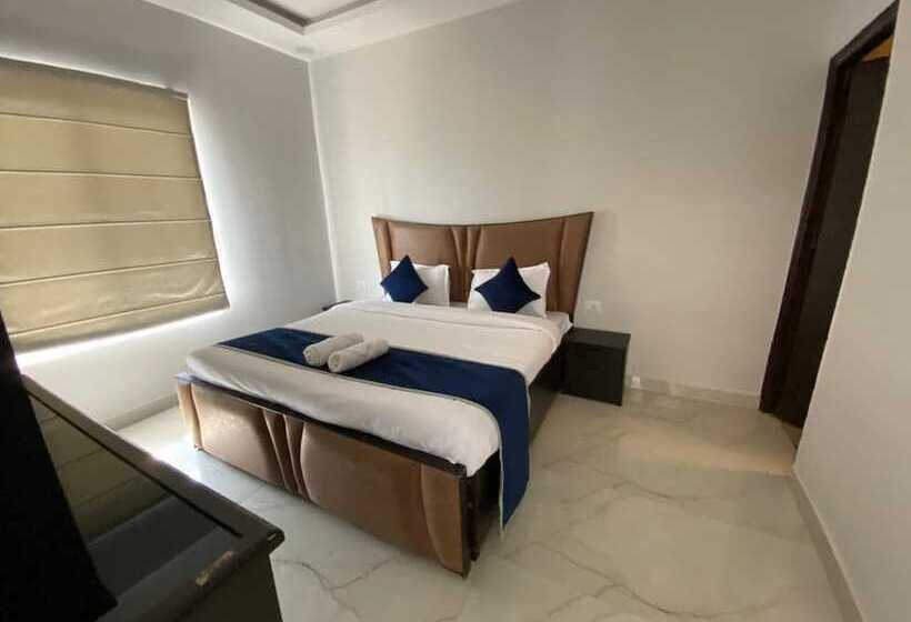 리조트 Gobravo 12   Vansh 4bhk Farm W/t Pool Sec135 Noida