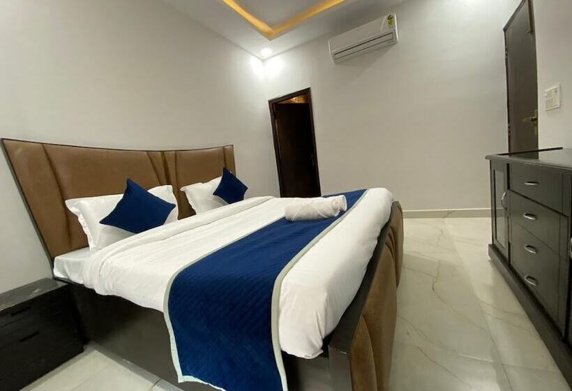 리조트 Gobravo 12   Vansh 4bhk Farm W/t Pool Sec135 Noida