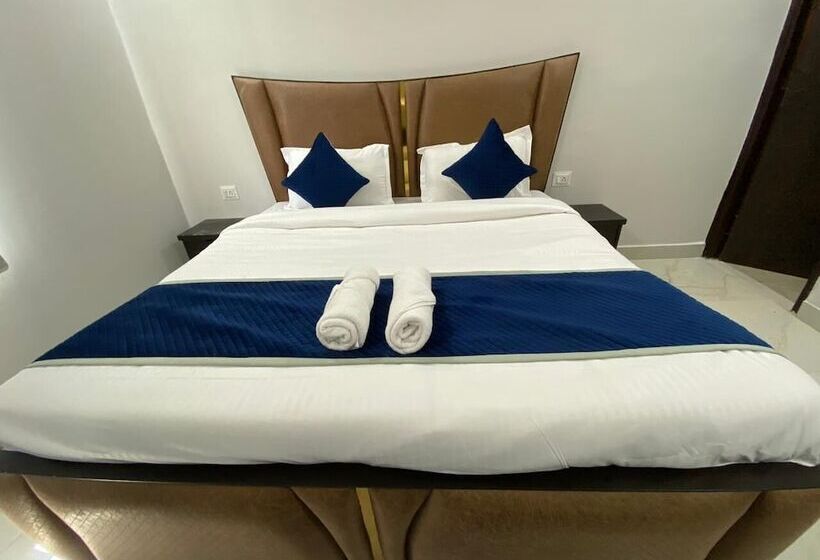 리조트 Gobravo 12   Vansh 4bhk Farm W/t Pool Sec135 Noida