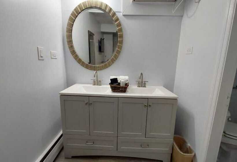 Village Motel By Oyo Clinton