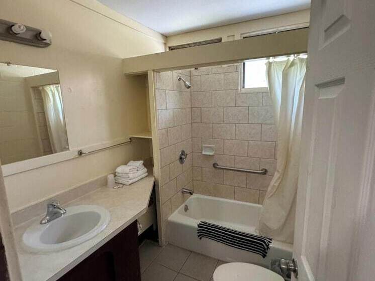 Village Motel By Oyo Clinton