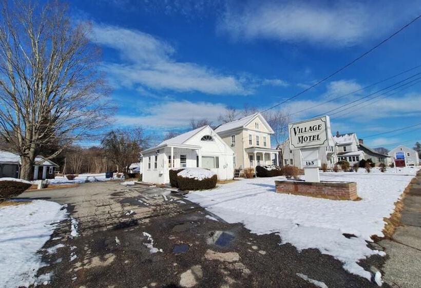 Village Motel By Oyo Clinton