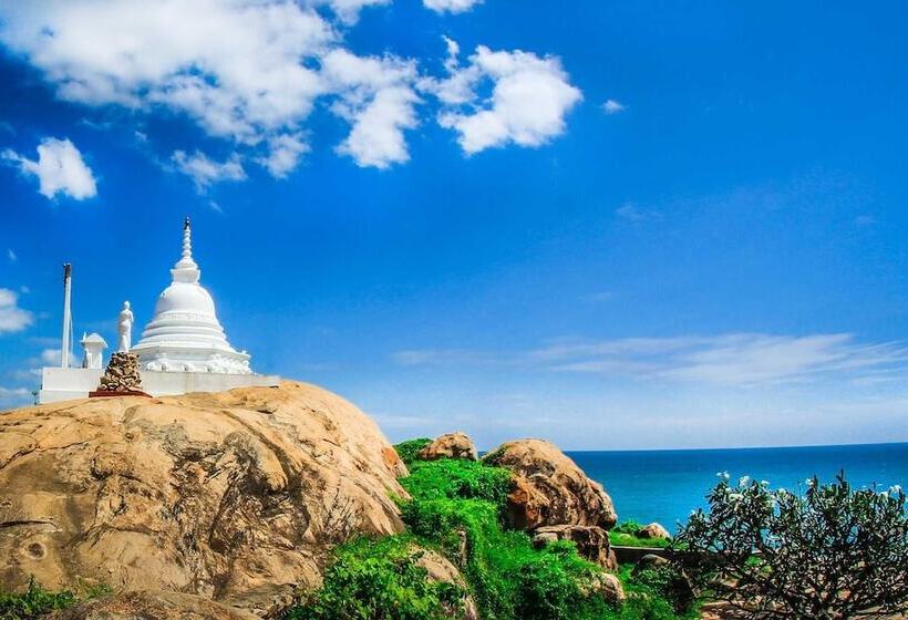 Yala Hotel Lion Air Conditioned Luxury