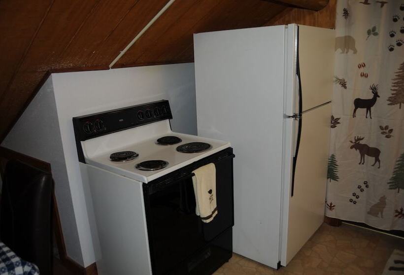 Yellowstone Motel   Adults Only