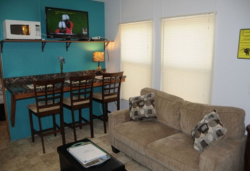 Yellowstone Motel   Adults Only