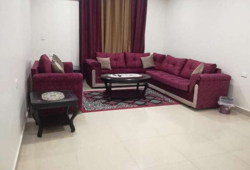 هاستل Petra Crystal