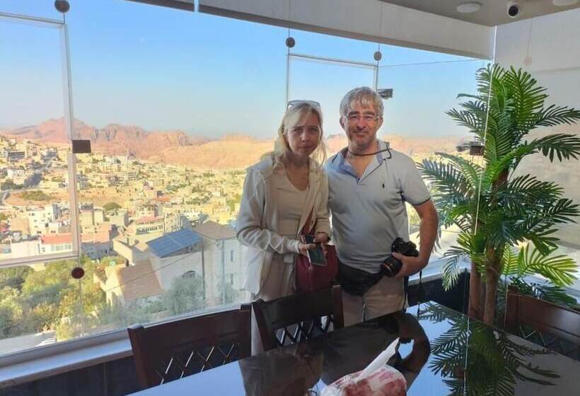 هاستل Petra Crystal