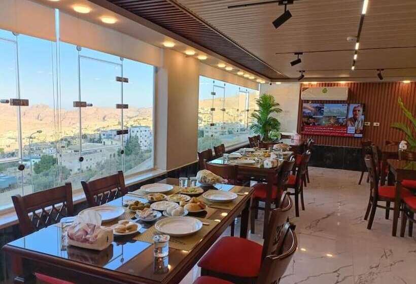 هاستل Petra Crystal