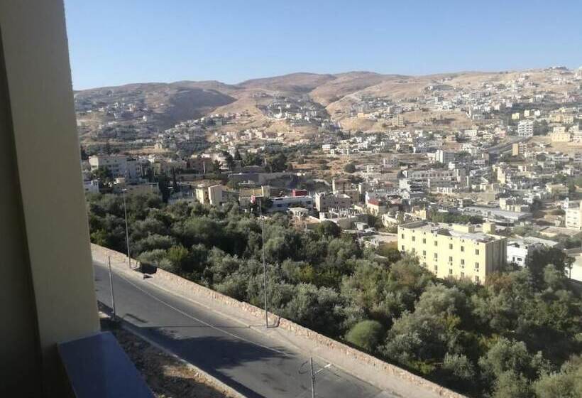 هاستل Petra Crystal