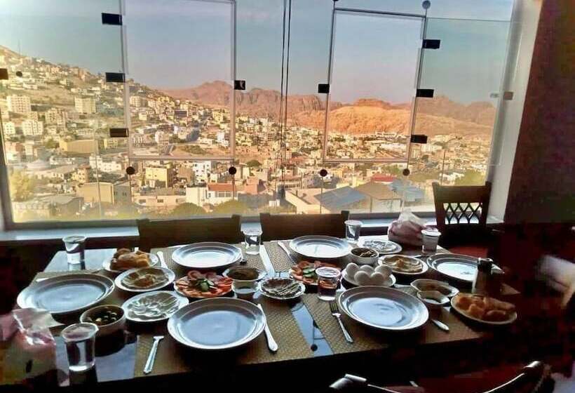 هاستل Petra Crystal