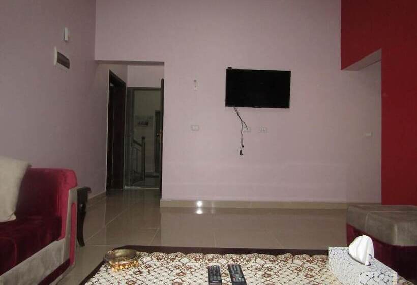 هاستل Petra Crystal