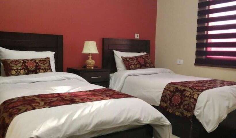 هاستل Petra Crystal