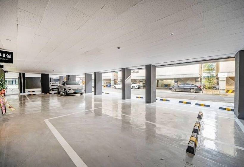 Hound Hotel Gumi Indong