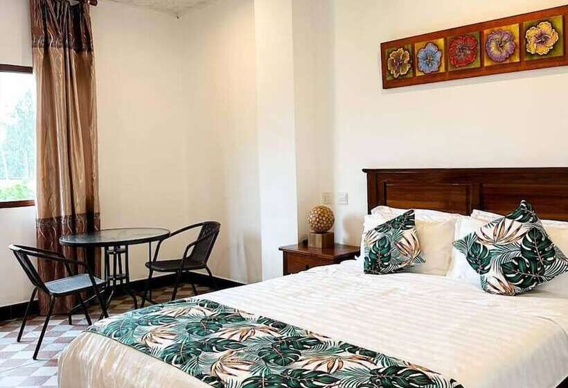 Crown Royale Hotel & Lounge