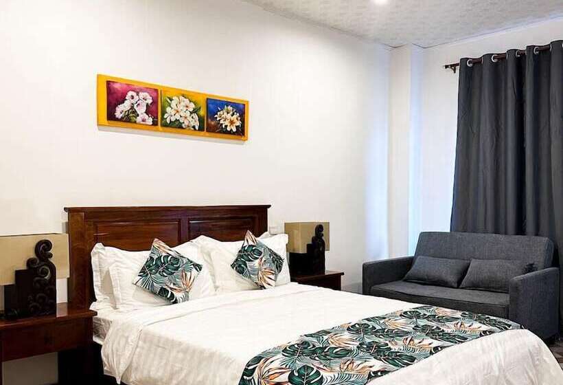 Crown Royale Hotel & Lounge