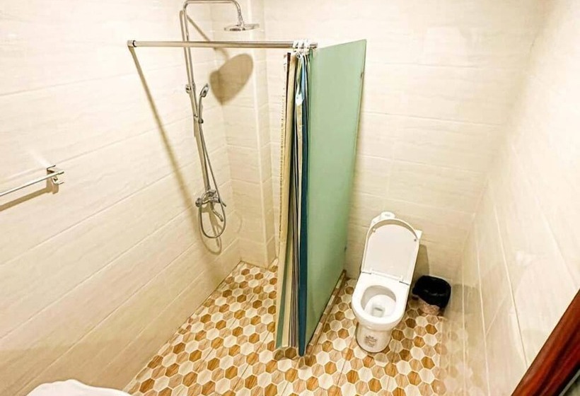 Crown Royale Hotel & Lounge