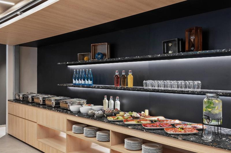 Отель Courtyard By Marriott Freiburg