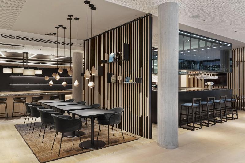 Отель Courtyard By Marriott Freiburg