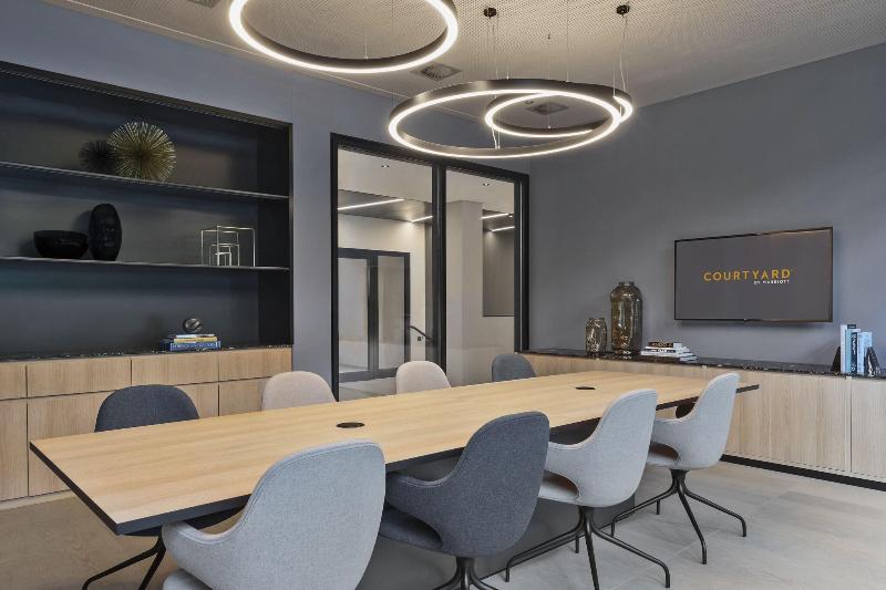 Отель Courtyard By Marriott Freiburg