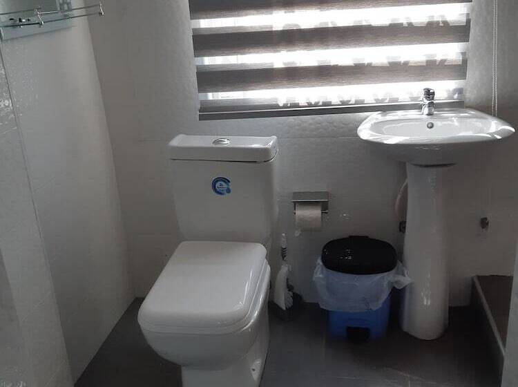 בית מלון כפרי Julbert Plaza