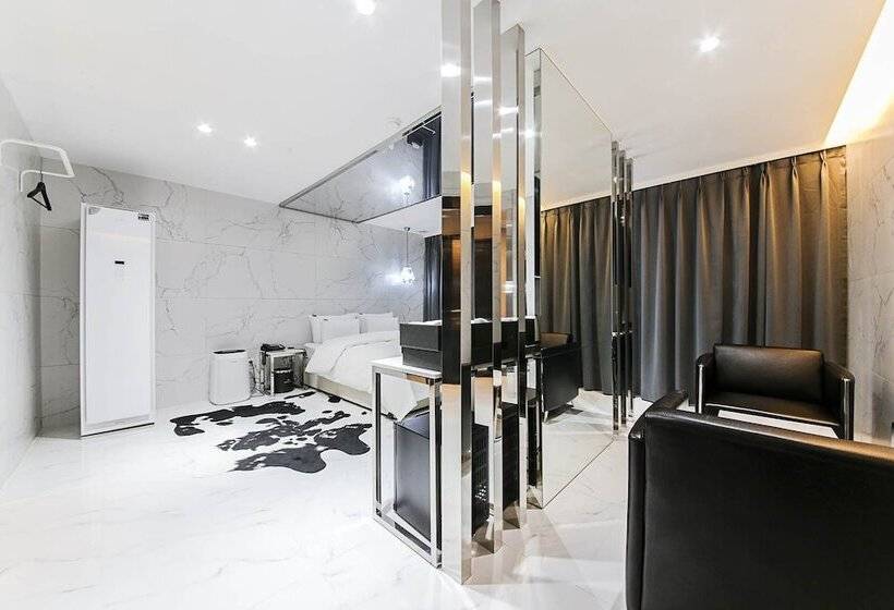 בית מלון כפרי May