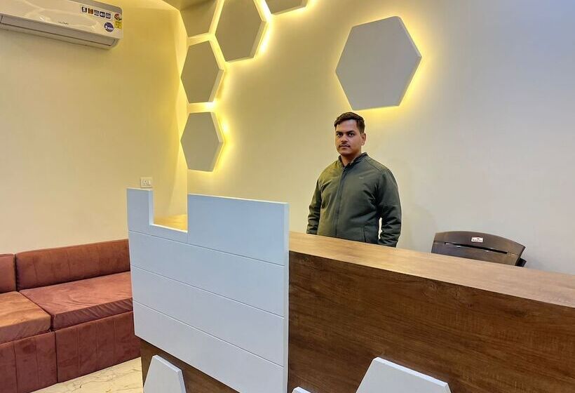 ペンション Govardhan Inn