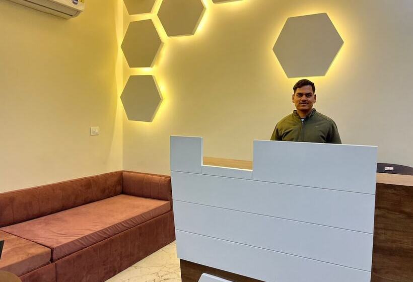 ペンション Govardhan Inn