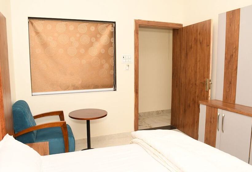 ペンション Govardhan Inn