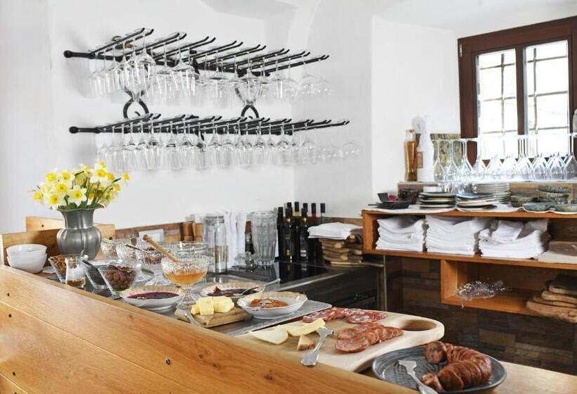 Hiša Linhart, Hotel & Restaurant