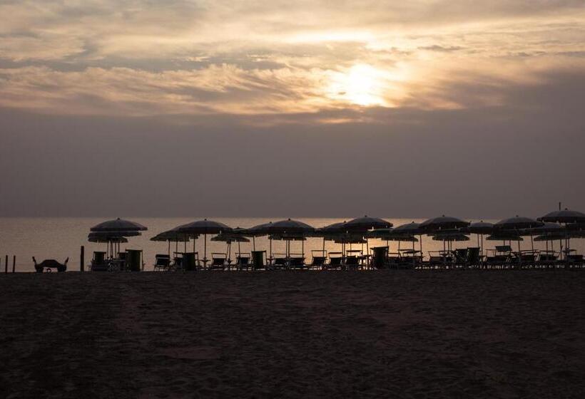 ホテル Adria Beach