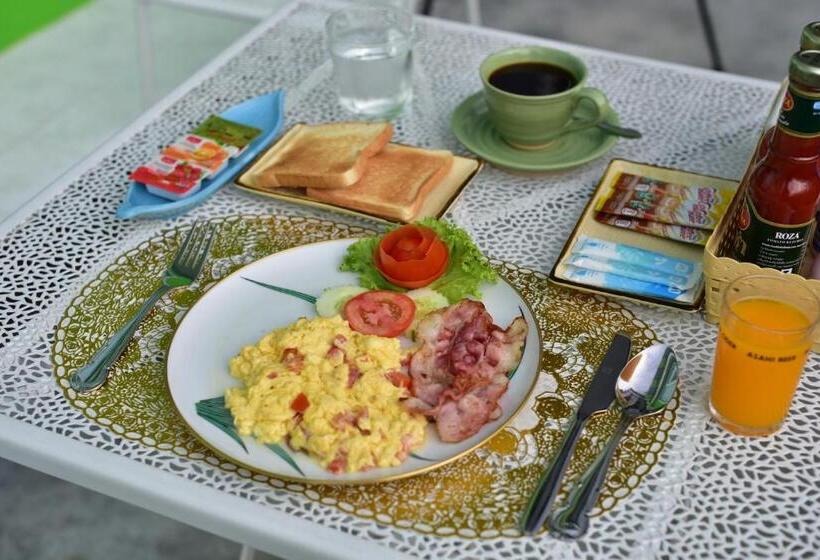 Отель Gold Airport Suites