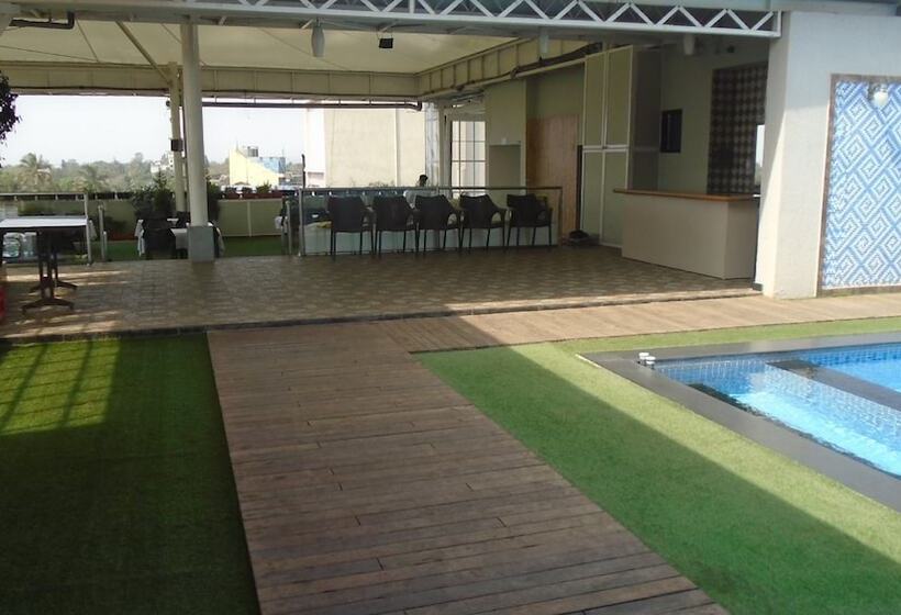 בית מלון כפרי Vrishali Executive