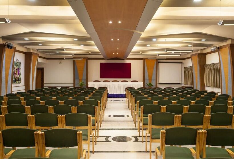 בית מלון כפרי Vrishali Executive