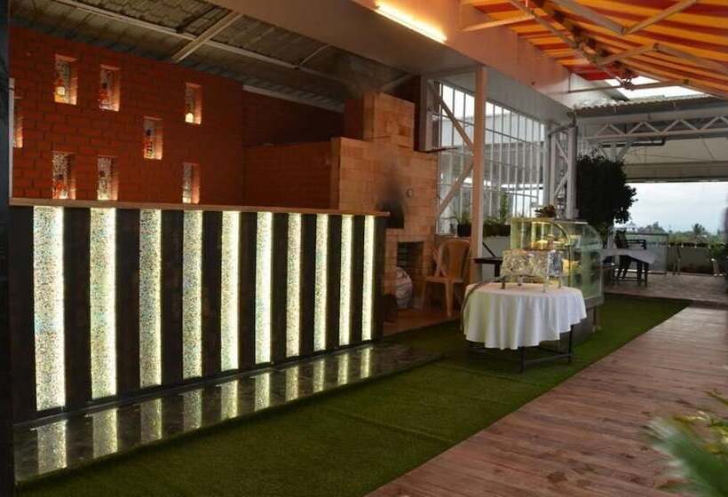 בית מלון כפרי Vrishali Executive